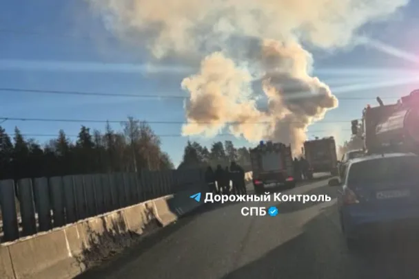 На подъезде к порту Усть-Луга загорелся бензовоз