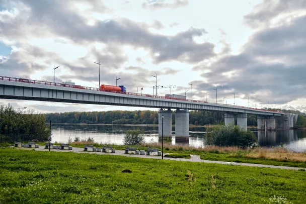 Пробка более 7 км собралась перед Ладожским мостом