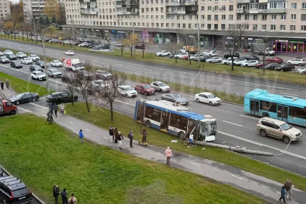 Троллейбус с пассажирами врезался в столб на проспекте Славы