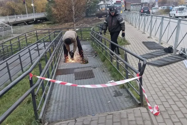 В Мурино ремонтируют пандус у метро «Девяткино»