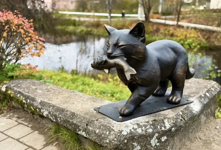 В Новой Ладоге на мосту через Петровский канал установили бронзового кота