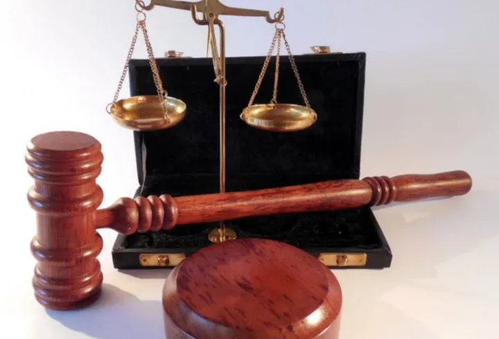 Суд восстановил уволенного за опоздания монтера и взыскал 872 тыс. рублей