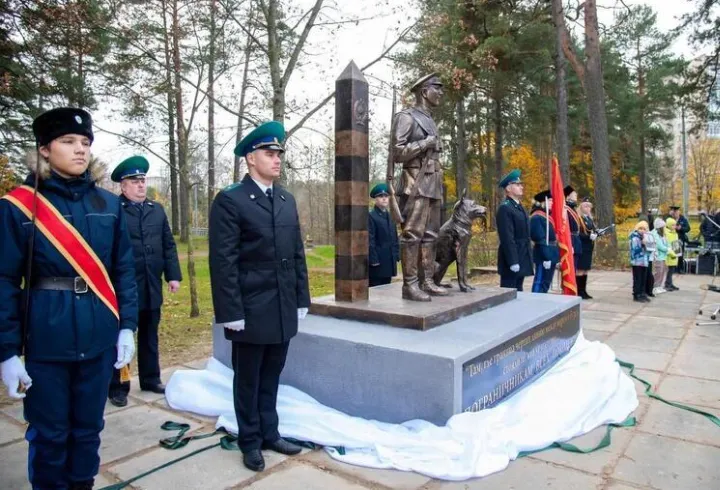 В Сосновом Бору открыли памятник пограничникам с собакой