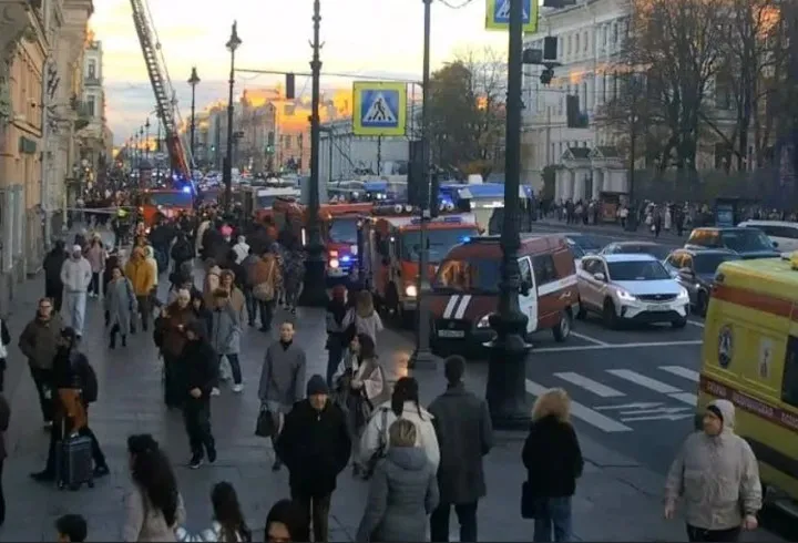 У магазина Елисеевых на Невском проспекте заметили пожарные машины