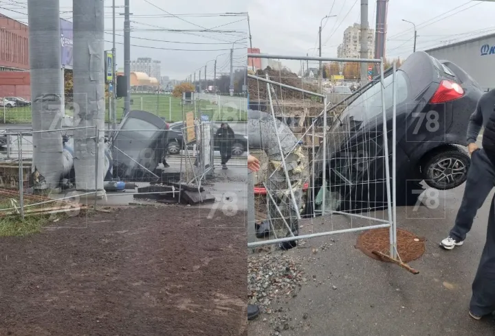 Автомобиль провалился под асфальт на улице Фучика в Петербурге