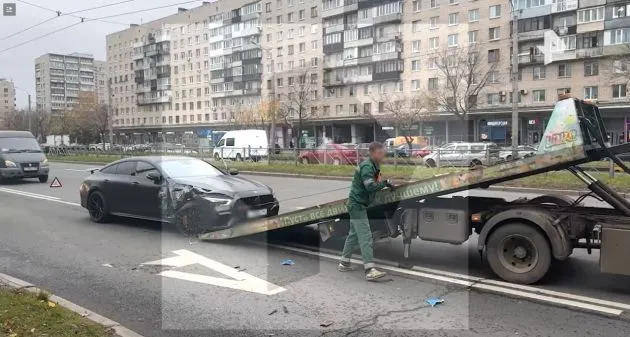 В Купчино «Мерседес» подрезал троллейбус, тот врезался в столб