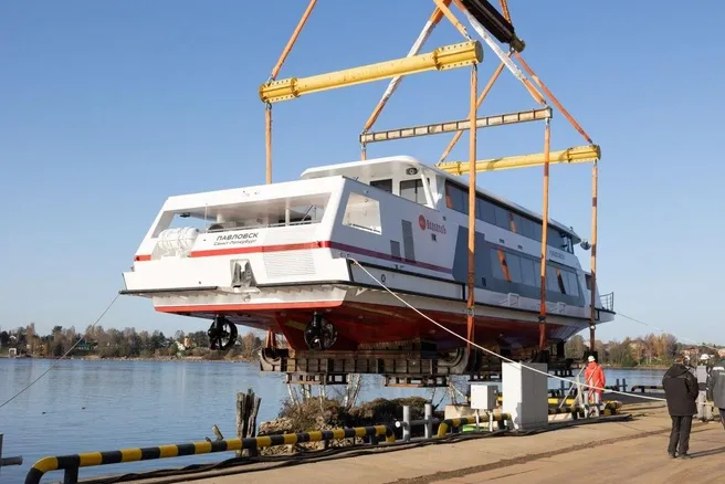Три электросудна спустили на воду в Ленобласти