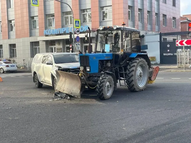 Пикап врезался в уборочный трактор на Большом Сампсониевском