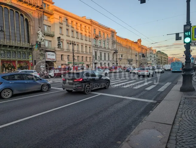 У Театра имени Акимова на Невском работают более 10 машин МЧС