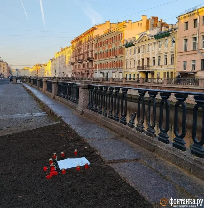 На месте спиленного тополя на канале Грибоедова появилась «могила»