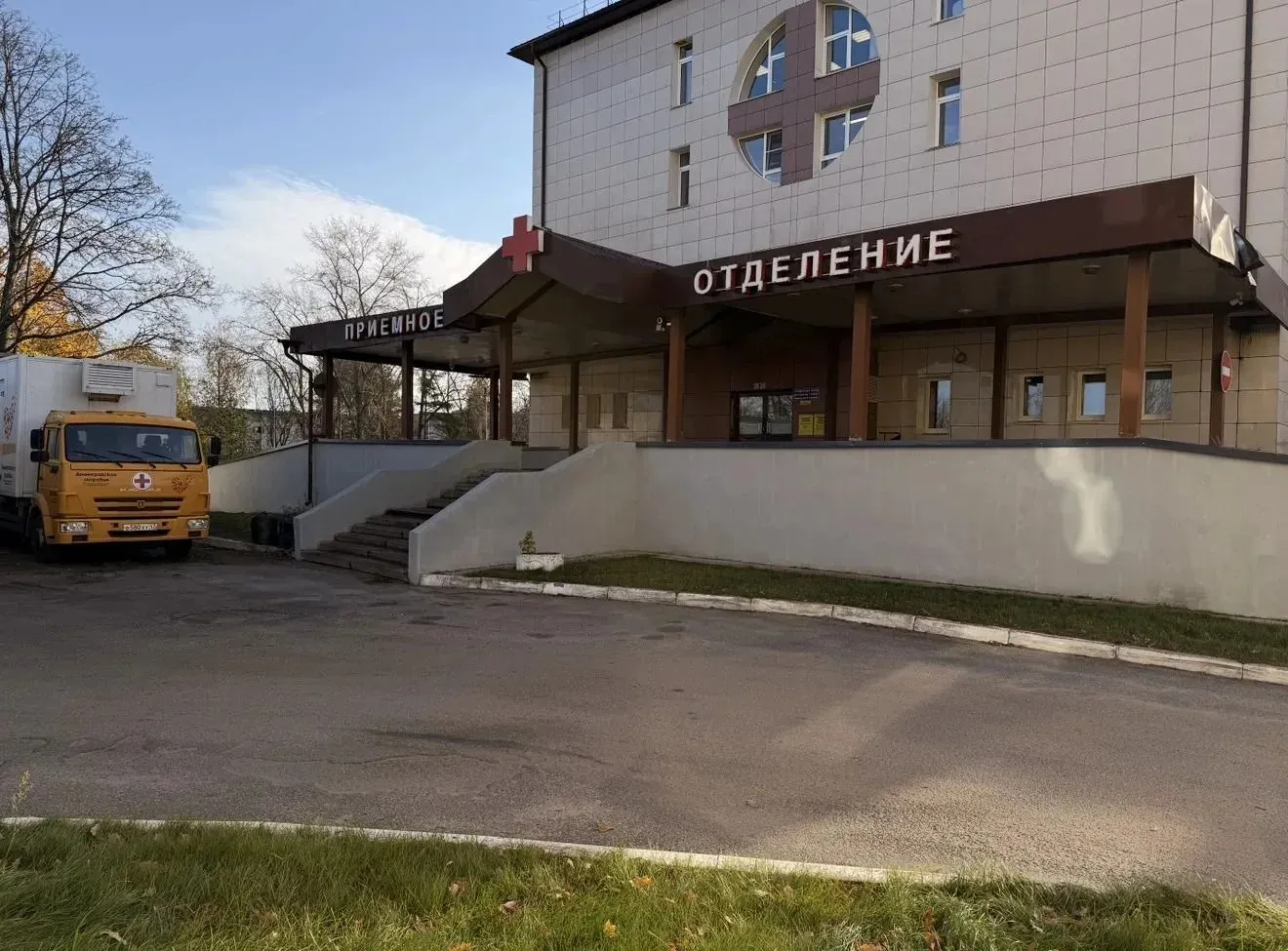 В Приозерской больнице обновили вход, фасад и два лифта