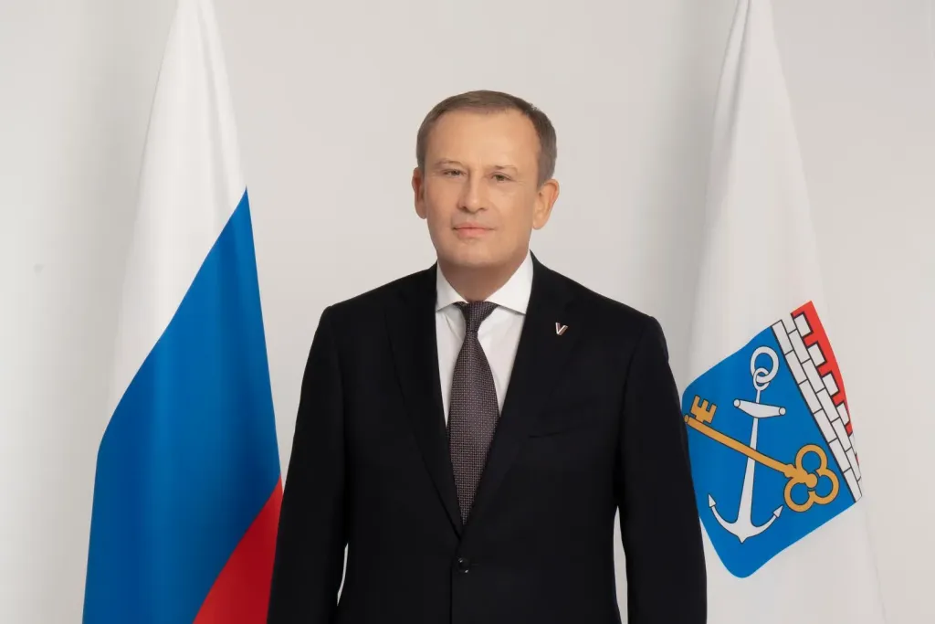 Дрозденко показал фото с флагом СССР и ответил на спор о звезде