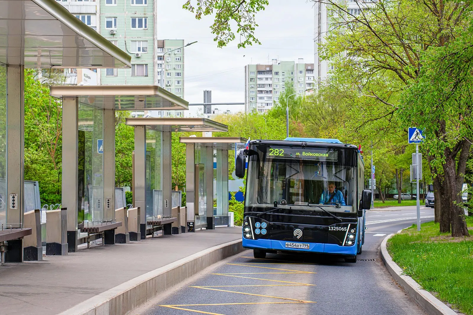 Автобус № 66 с неисправностью «проплыл» по воздуху у «Автово»